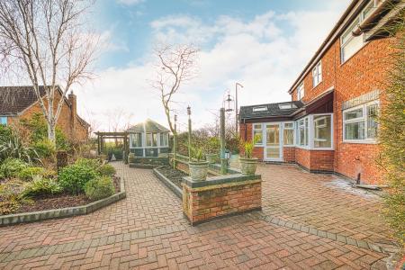 4 bedroom Detached house for sale in Latham Close, Burton on Trent, DE15