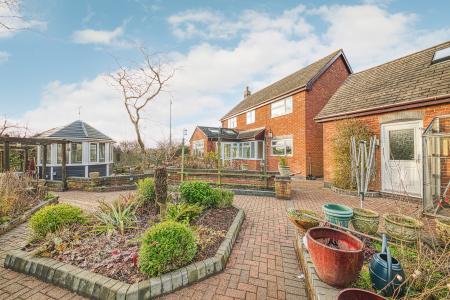 4 bedroom Detached house for sale in Latham Close, Burton on Trent, DE15