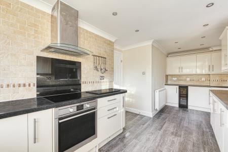 4 bedroom Detached house for sale in Latham Close, Burton on Trent, DE15