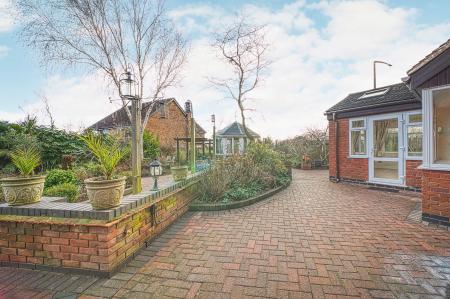 4 bedroom Detached house for sale in Latham Close, Burton on Trent, DE15