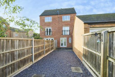 3 bedroom Town house to let in Coral Close, City Point, Derby, DE24