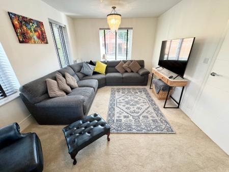 4 bedroom Detached house to let in Millpond Close, Alfreton, Derby, DE55