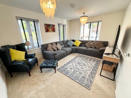 4 bedroom Detached house to let in Millpond Close, Alfreton, Derby, DE55