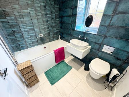 4 bedroom Detached house to let in Millpond Close, Alfreton, Derby, DE55