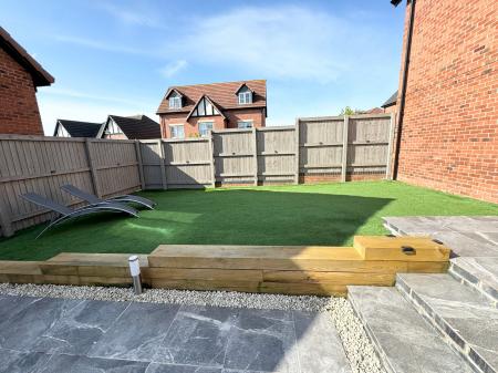 4 bedroom Detached house to let in Millpond Close, Alfreton, Derby, DE55