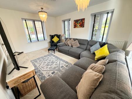 4 bedroom Detached house to let in Millpond Close, Alfreton, Derby, DE55