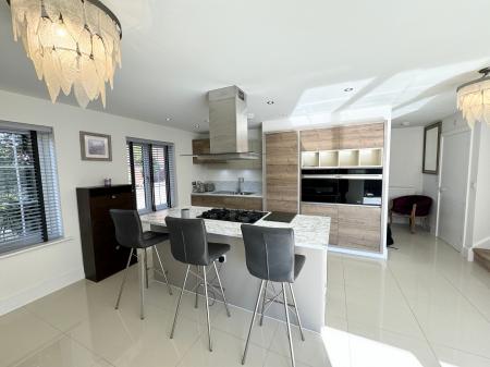 4 bedroom Detached house to let in Millpond Close, Alfreton, Derby, DE55