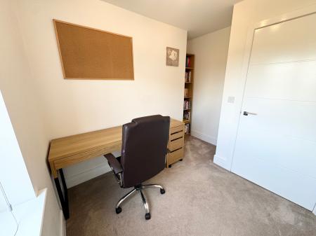 4 bedroom Detached house to let in Millpond Close, Alfreton, Derby, DE55