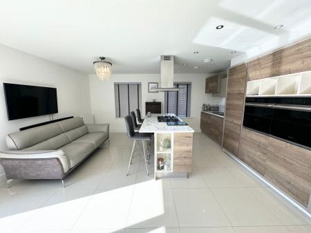 4 bedroom Detached house to let in Millpond Close, Alfreton, Derby, DE55