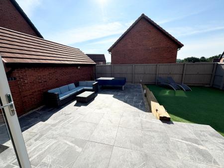 4 bedroom Detached house to let in Millpond Close, Alfreton, Derby, DE55