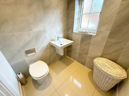 4 bedroom Detached house to let in Millpond Close, Alfreton, Derby, DE55