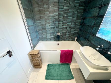 4 bedroom Detached house to let in Millpond Close, Alfreton, Derby, DE55