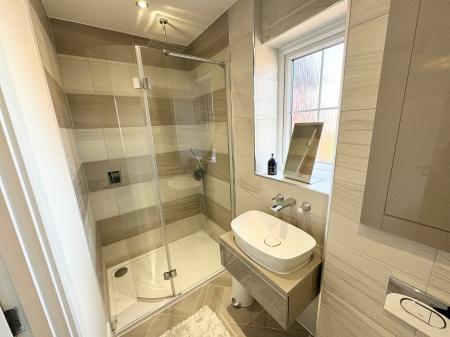 4 bedroom Detached house to let in Millpond Close, Alfreton, Derby, DE55