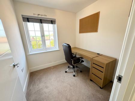 4 bedroom Detached house to let in Millpond Close, Alfreton, Derby, DE55