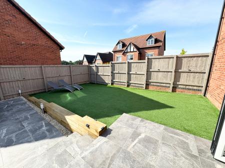 4 bedroom Detached house to let in Millpond Close, Alfreton, Derby, DE55