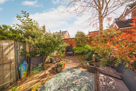 2 bedroom Semi-detached house for sale in Buckland Close, City Centre, Derby, DE1