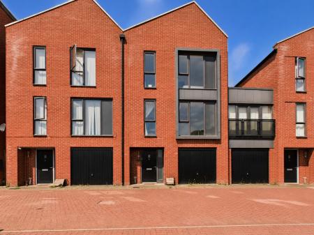 4 bedroom Town house to let in Kingsway Boulevard, Kingsway, Derby, DE22