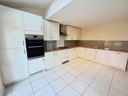 4 bedroom Town house to let in Kingsway Boulevard, Kingsway, Derby, DE22