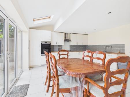 4 bedroom Town house to let in Kingsway Boulevard, Kingsway, Derby, DE22