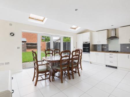 4 bedroom Town house to let in Kingsway Boulevard, Kingsway, Derby, DE22