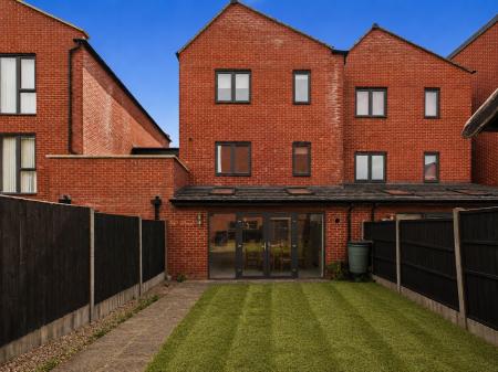 4 bedroom Town house to let in Kingsway Boulevard, Kingsway, Derby, DE22