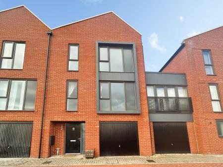 4 bedroom Town house to let in Kingsway Boulevard, Kingsway, Derby, DE22
