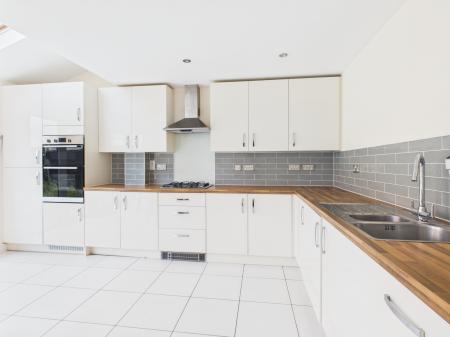 4 bedroom Town house to let in Kingsway Boulevard, Kingsway, Derby, DE22