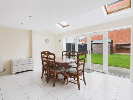 4 bedroom Town house to let in Kingsway Boulevard, Kingsway, Derby, DE22