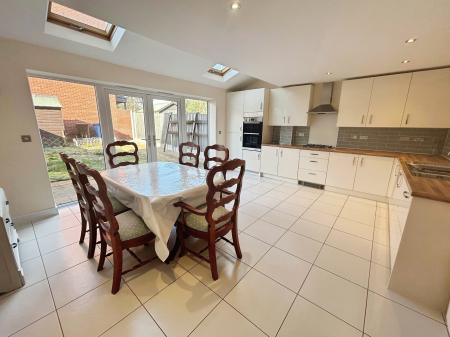 4 bedroom Town house to let in Kingsway Boulevard, Kingsway, Derby, DE22
