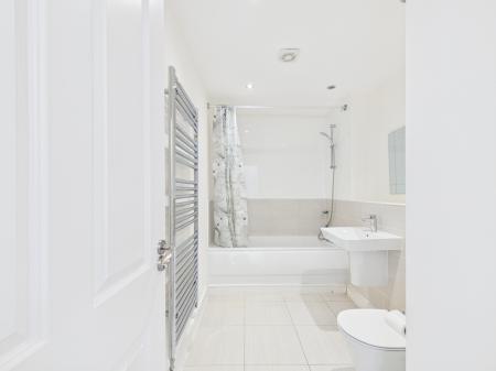 4 bedroom Town house to let in Kingsway Boulevard, Kingsway, Derby, DE22
