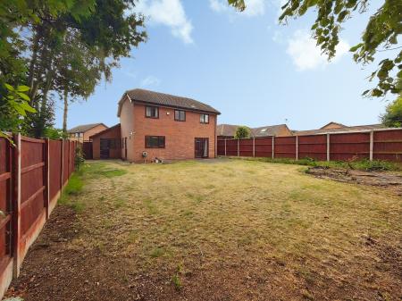 4 bedroom Detached house to let in Dove Close, Mickleover, Derby, DE3