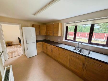 4 bedroom Detached house to let in Dove Close, Mickleover, Derby, DE3