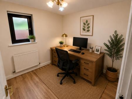 4 bedroom Detached house to let in Dove Close, Mickleover, Derby, DE3