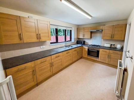 4 bedroom Detached house to let in Dove Close, Mickleover, Derby, DE3