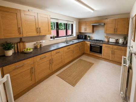 4 bedroom Detached house to let in Dove Close, Mickleover, Derby, DE3