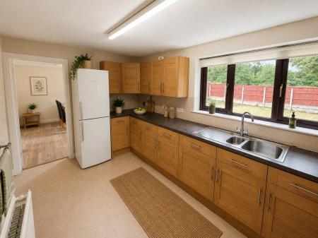 4 bedroom Detached house to let in Dove Close, Mickleover, Derby, DE3