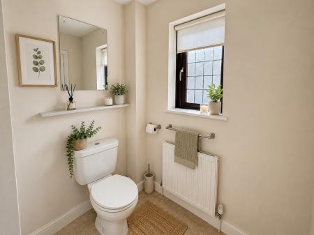 4 bedroom Detached house to let in Dove Close, Mickleover, Derby, DE3