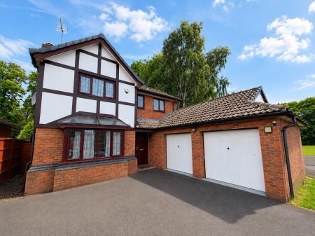 4 bedroom Detached house to let in Dove Close, Mickleover, Derby, DE3