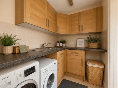 4 bedroom Detached house to let in Dove Close, Mickleover, Derby, DE3