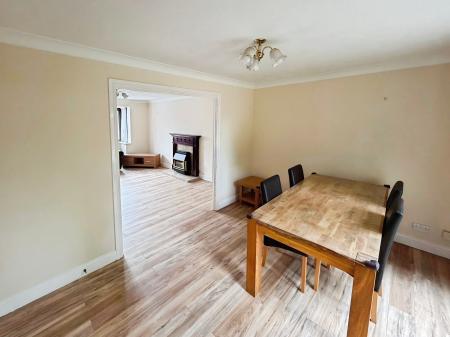 4 bedroom Detached house to let in Dove Close, Mickleover, Derby, DE3