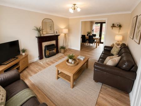 4 bedroom Detached house to let in Dove Close, Mickleover, Derby, DE3