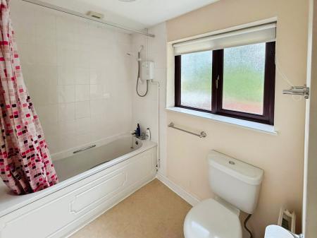 4 bedroom Detached house to let in Dove Close, Mickleover, Derby, DE3