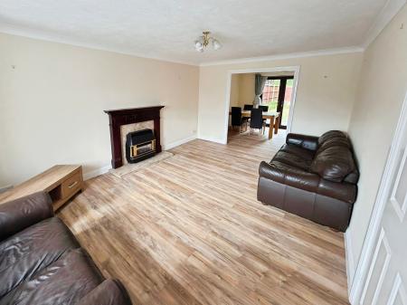 4 bedroom Detached house to let in Dove Close, Mickleover, Derby, DE3