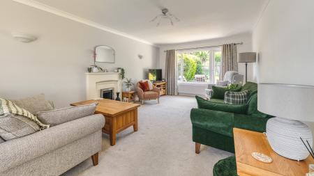 4 bedroom Detached house for sale in Pares Way, Ockbrook, Derby, DE72