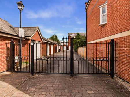 2 bedroom Flat for sale in Roman Road, Chester Green, Derby, DE1