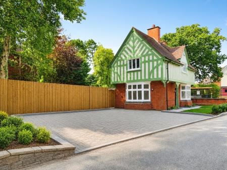 3 bedroom Detached house to let in Burton Road, Littleover, Derby, DE23