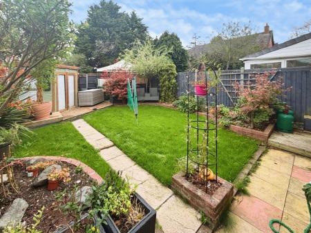 2 bedroom Semi-detached house to let in Halifax Close, Hilton, DE65