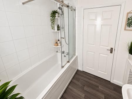 2 bedroom Semi-detached house to let in Halifax Close, Hilton, DE65