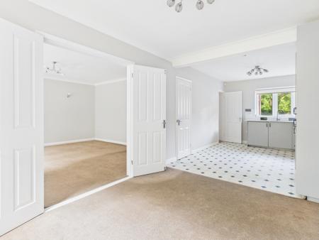 4 bedroom Detached house to let in Whitaker Gardens, Derby, Derby, DE23