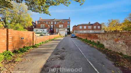 1 bedroom Flat to let in Thorne Road, Doncaster, DN1